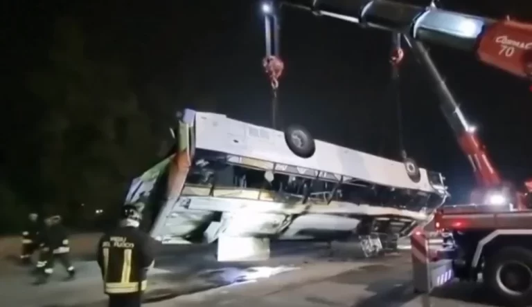 Nibus Cai De Ponte Em Veneza E Deixa Ao Menos Mortos Veja O V Deo